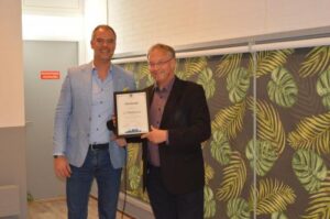 Schaakvereniging Promotie ontvangt oorkonde