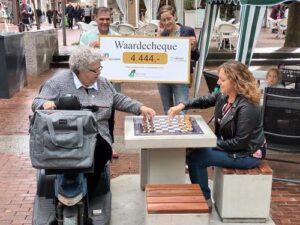 Cheque van € 4444 voor Hersenstichting