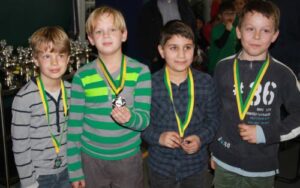 Het E-team plaatst zich voor het NK