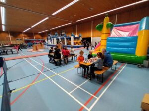 Schaaktafels op Instuif voor kinderen in De Veur