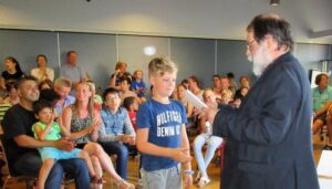 Louis Wulffers reikt de diploma’s uit